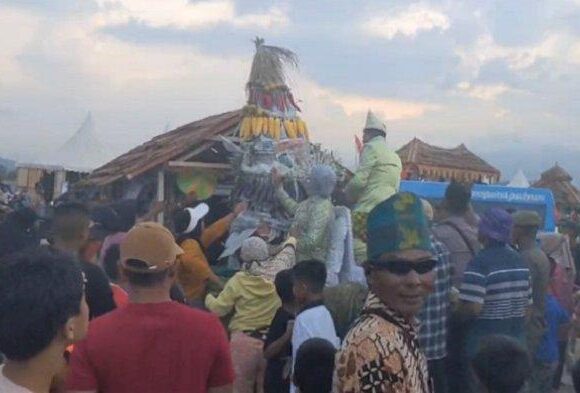 Aksi Warga Berebut Sayur dan Buah di Kendaraan Hias Dinas Ketahanan Pangan